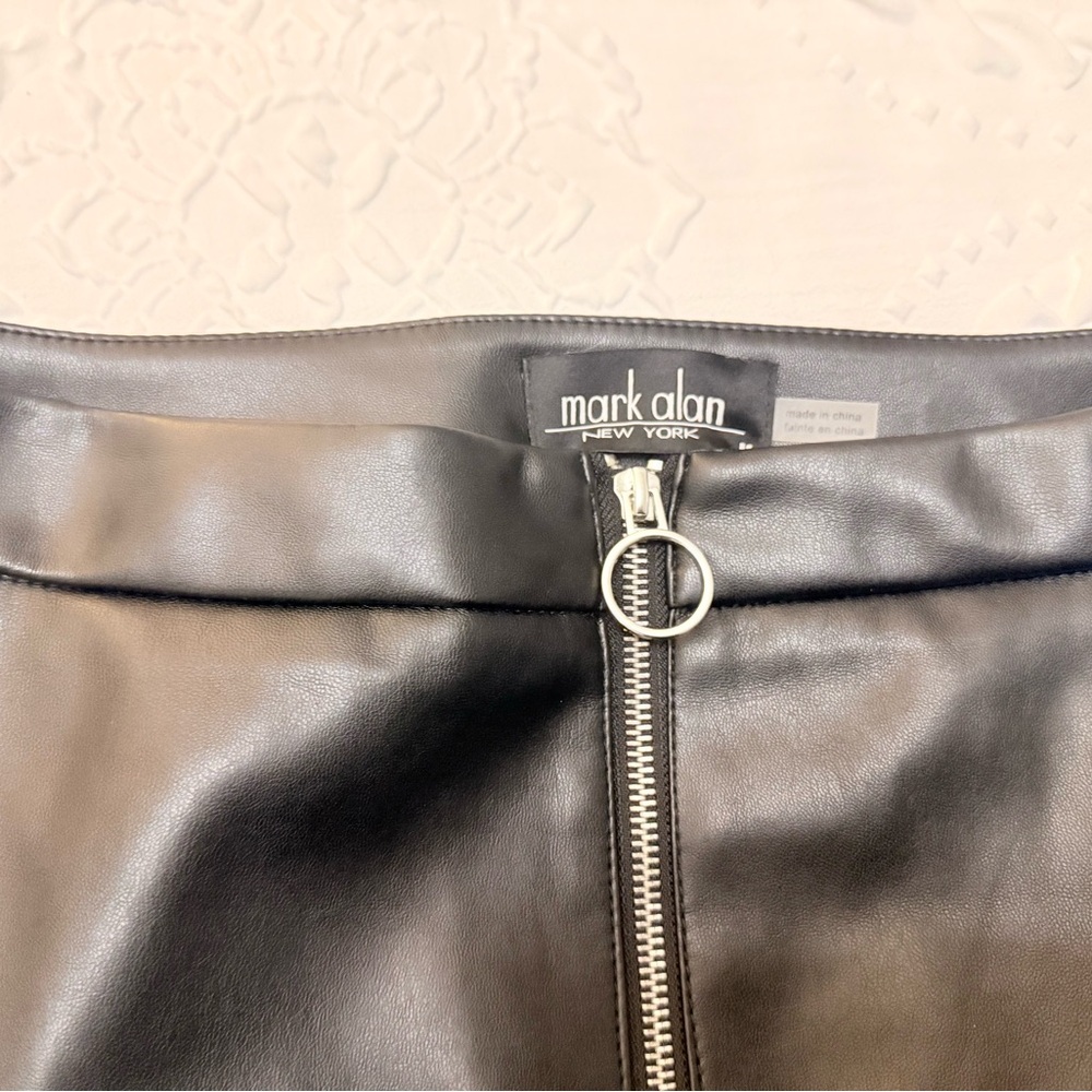 D32: Mark Alan Black Mini Skirt (MEDIUM)